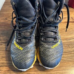 Boys size 5 UA cleats. Black/yellow